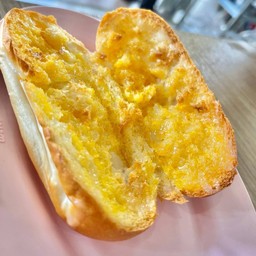 ขนมปังปิ้งเนยน้ำตาลราดนมข้น1ชิ้น