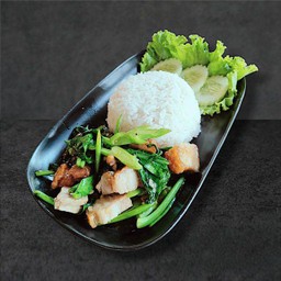 ข้าวราดคะน้าหมูกรอบ