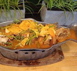 แกงส้มผักรวมปลากะพงทอด