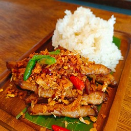 ข้าวเหนียวหมูทอด ราดพริกน้ำย้อย