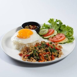 กะเพราหมูสับราดข้าว + ไข่ดาว