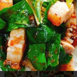 ผัดโหระพาหมูกรอบ (กับข้าว)