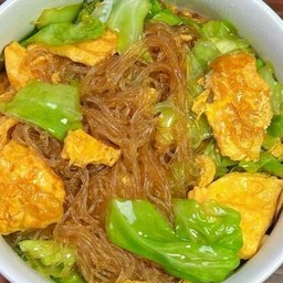 วุ้นเส้นผัดกะหล่ำใส่ไข่เจียว