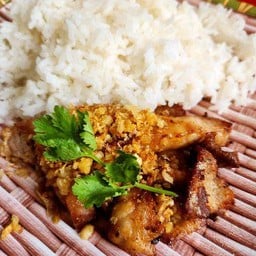 [อร่อยซ่ากับโค้ก] หมูกระเทียมพริกไทยราดข้าว +โค๊ก ออริจินัล ขนาด500มล