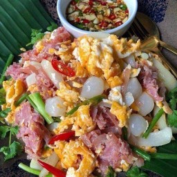 แหนมผัดไข่กระเทียมโทน ( กับข้าว )