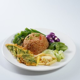 ข้าวผัดน้ำพริกกะปิ + ไข่ชะอม + ผักสด