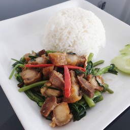 ข้าวผัดผักบุ้งไฟแดงหมูกรอบ