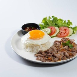 หมูกระเทียมราดข้าว + ไข่ดาว