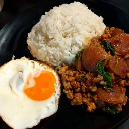 ข้าวกะเพราพริกแห้ง-กุนเชียงหมูสับ+ ไข่ดาว