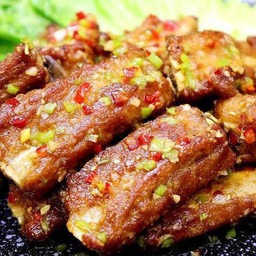 40.ซี่โครงหมูผัดเกลือพริกไทย