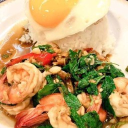 กระเพรากุ้งราดข้าว