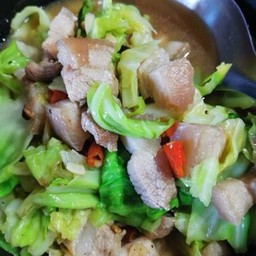 กะหล่ำปลีผัดหมูสามชั้น ( กับข้าว )