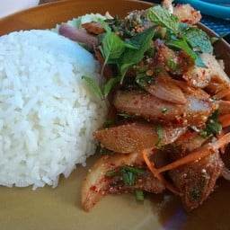 ข้าวยำหมูกรอบ