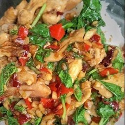 ข้าวกะเพราไก่ชิ้น