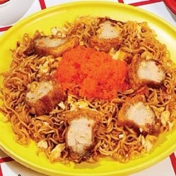 มาม่าผัดหมูกรอบไข่กุ้ง