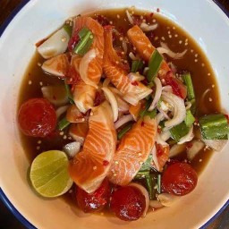 ยำแซลมอนไข่แดงเค็ม