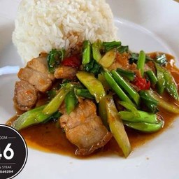 (อร่อยซ่ากับโค้ก) คะน้าหมูกรอบราดข้าว+โค้ก+ฟรีไข่ดาว