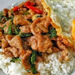 กะเพราหมูชิ้นราดข้าว