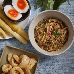 ยำหน่อไม้น้ำปู๋ เสิร์ฟพร้อมไข่เป็ดยางมะตูม