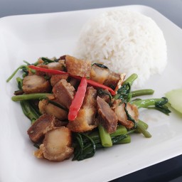 ข้าวผัดผักคะน้าหมูกรอบ