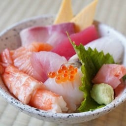 ข้าวหน้าปลาดิบรวม 7 อย่าง
