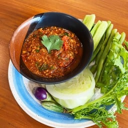 น้ำพริกอ่อง ชุดผักลวกผักสดและแคบหมู