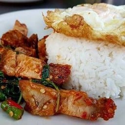 [อร่อยซ่ากับโค้ก]กะเพราหมูกรอบราดข้าว+โค้ก+ฟรีไข่ดาว