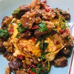 ข้าวกะเพราหมูตุ๋นไข่ข้น