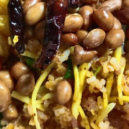 ยำแหนมข้าวทอด ตลาดนัดเปิดท้ายทางรถไฟสระบุรี