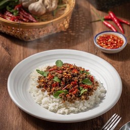ข้าวกะเพราเนื้อโคขุนสับ