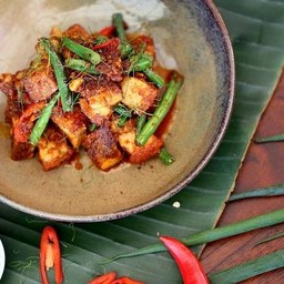 หมูกรอบผัดพริกแกงราดข้าว