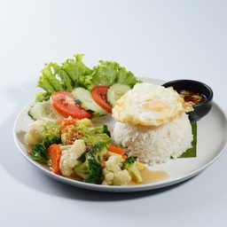 ผัดผักรวมราดข้าว + ไข่ดาว