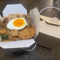 ก๋วยเตี๋ยวคลุกแซ่บแห้งมังกรคาบแก้ว