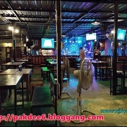 ร้านโปร่งโล่งด้านข้าง เวทีดนตรีตั้งอยู่ตรงกลาง