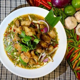 ยำปลากะพงทอดกรอบ