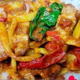 ข้าวพริกแกงหมูกรอบหน่อไม้