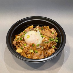 ข้าวหน้าหมูผัดสไตล์ญี่ปุ่น