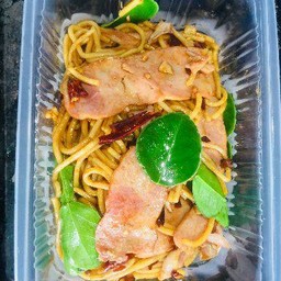 สปาเก็ตตี้ผัดพริกแห้งเบคอน