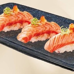 ข้าวปั้นหน้าแซลมอนเบิร์นไฟ