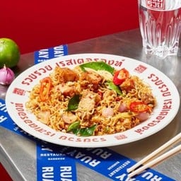 มาม่าผัดต้มยำแห้งหมูกรอบ