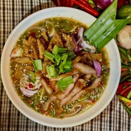 ยำคอหมูทอด+สามชั้นทอด