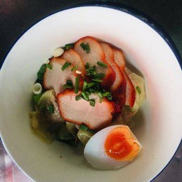 เกี๊ยวน้ำหมูแดง