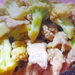 ผัดดอกกะหล่ำหมูชิ้น(ราดข้าว)