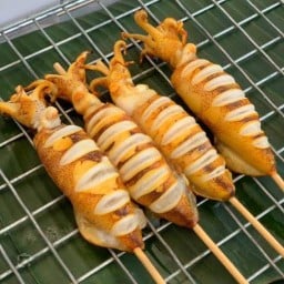 ปลาหมึกย่าง ( น้ำจิ้มรสเด็ด )