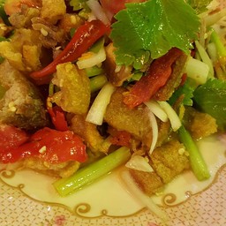 ยำหมูกรอบ