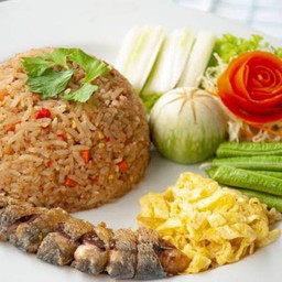 ข้าวผัดน้ำพริกกุ้ง ปลากระพงทอด