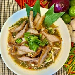 ยำคอหมูทอด