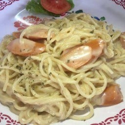 เส้นสปาเก็ตตี้ไวท์ชอสไส้กรอก