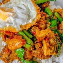 ผัดเผ็ดหมูกรอบราดข้าว