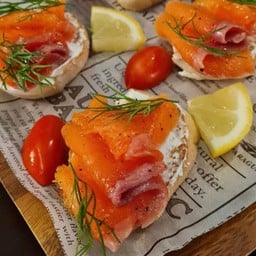 ขนมปังหน้าแซลมอนรมควันและครีมชีส